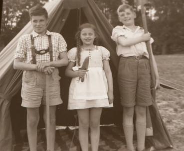 Preview: altes Negativ - Kinder stehen stramm vor ihrem Zelt